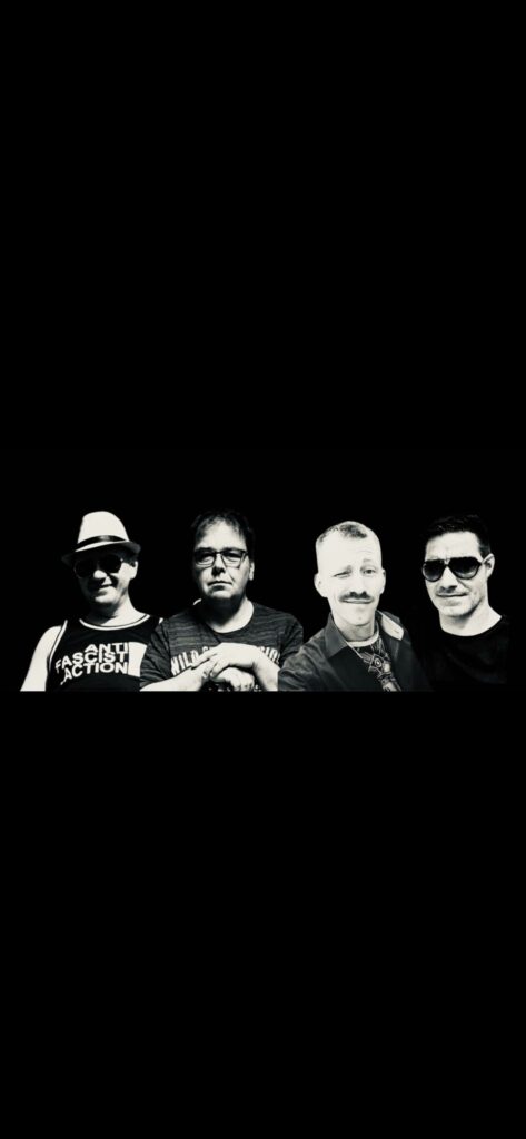 Schwarz-weiß-Foto der Band Jotfünf auf schwarzem Hintergrund