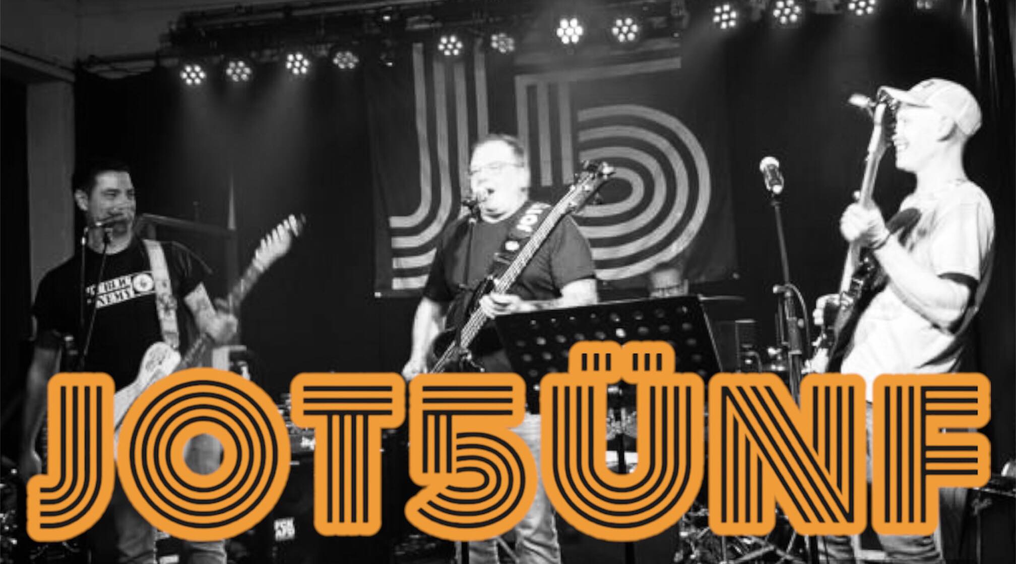 Ein Foto der Band Jotfünf auf der Bühne mit gelben Jotfünf Schriftzug unter dem Bild.